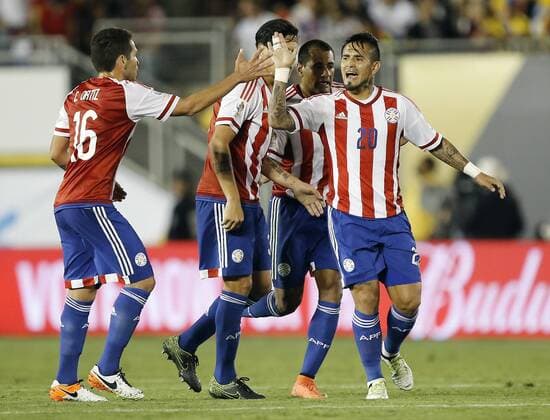Copa America, Kolumbien - Paraguay Paraguay midfielder Celso Ortiz (16) congratulates defender Victor Ayala (20) for scoring against Colombia during the second half at COPA America Centenario at the Rose Bowl in Pasadena, California on June 7, 2016. Columbia won 2-1.  LAP20160607617 ALEXxGALLARDO