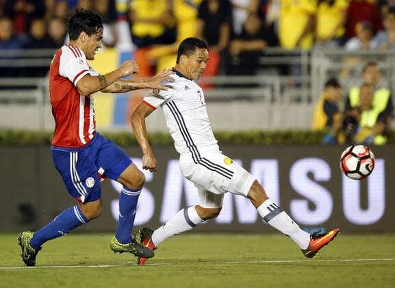 Copa America, Kolumbien - Paraguay Colombia forward Carlos Bacca (7) kicks a shot against Paraguay defender Gustavo Gomez (3) during the second half at COPA America Centenario at the Rose Bowl in Pasadena, California on June 7, 2016. Columbia won 2-1.  LAP20160607618 ALEXxGALLARDO