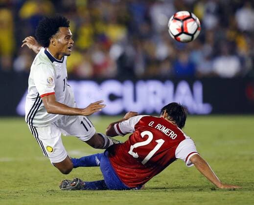 Copa America, Kolumbien - Paraguay Paraguay midfielder Oscar Romero (21) upends Colombia midfielder Juan Cuadrado (11) to receive a second yellow card, then a red card and an ejection during the second half at COPA America Centenario at the Rose Bowl in Pasadena, California on June 7, 2016. Columbia won 2-1.  LAP20160607619 ALEXxGALLARDO