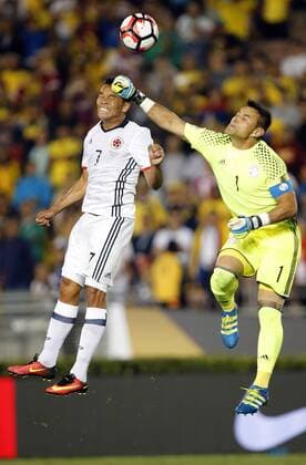 Copa America, Kolumbien - Paraguay Paraguay goalkeeper Justin Villar (1) knocks the ball away from Colombia forward Carlos Bacca (7) during the second half at COPA America Centenario at the Rose Bowl in Pasadena, California on June 7, 2016. Columbia won 2-1.  LAP20160607621 ALEXxGALLARDO
