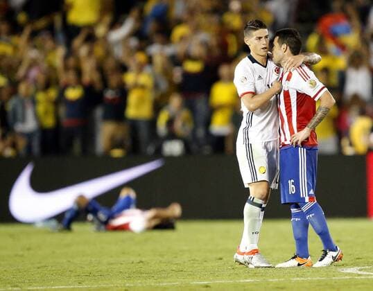 Copa America, Kolumbien - Paraguay Colombia midfielder James Rodriguez (10) hugs Paraguay midfielder Celso Ortiz (16) after Colombia won 2-1 in the COPA America Centenario at the Rose Bowl in Pasadena, California on June 7, 2016.  LAP20160607622 ALEXxGALLARDO