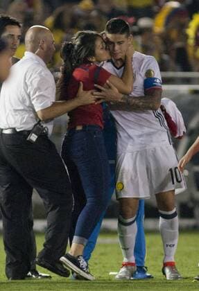Copa America, Kolumbiens James Rodriguez von weiblichem Flitzer verehrt June 7, 2016 - Pasadena, California, U.S - A fan runs into the field to hug James Rodriguez 10 of Colombia after their match against Paraguay in the Copa America Centenario 2016 football tournament held in Pasadena, California on Tuesday June 7, 2016. Colombia won by a score of 2-1. Colombia defeats Paraguay, 2-1 - ZUMAp124