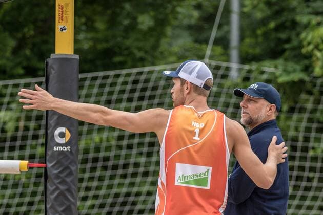 1 Alexander Brouwer (NED) mit Schiedsrichter FiVB Worldtour Major Hamburg