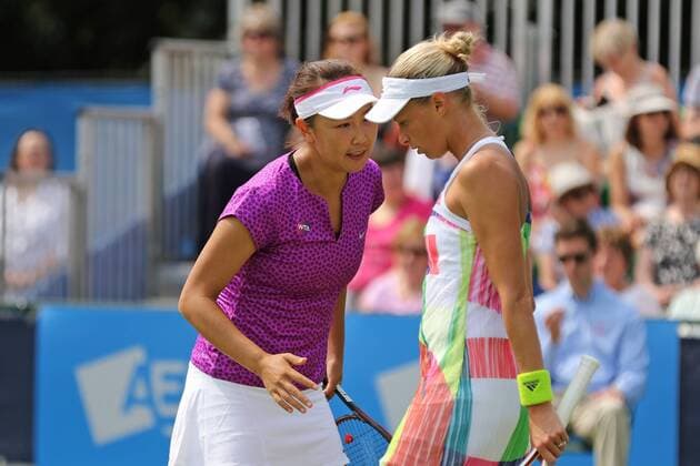 08.06.2016. Nottingham Tennis Centre, Nottingham, England. Aegon WTA Tennis Damen Nottingham Open Day 5. Shuai Peng of China discusses tactics with her doubles partner Andrea Hlavackova of Czech Republic xDavidxKissmanx  ActionPlus11746440