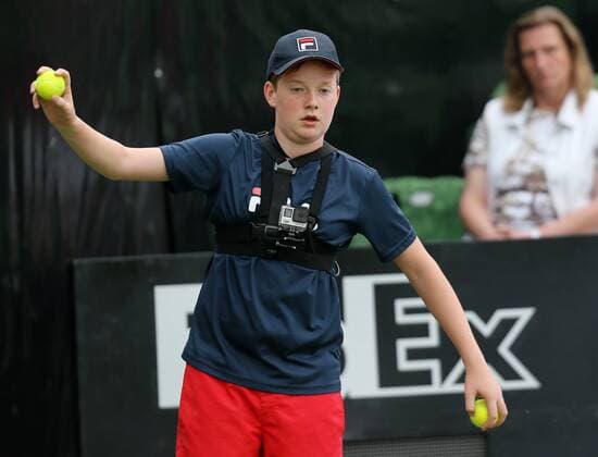 Stuttgart Tennis MercedesCup 2016, Feature ein Balljunge mit einer am Brustkorb befestigten Gopro Die Einverständniserklärung der Eltern liegt nicht schriftlich vor.