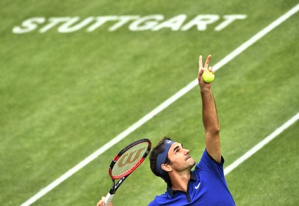 Bilder des Tages - SPORT Roger Federer (SUI) schlägt in Stuttgart auf Aktion Logo Stuttgart auf Rasen 08.06.2016 Tennis Mercedes-Cup Stuttgart Weißenhof 04.06..-12.06.2016 MercedesCup Stuttgart Weißenhof 2016