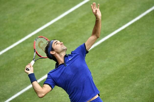 Roger Federer (SUI) schlägt in Stuttgart auf Aktion 08.06.2016 Tennis Mercedes-Cup Stuttgart Weißenhof 04.06..-12.06.2016 MercedesCup Stuttgart Weißenhof 2016