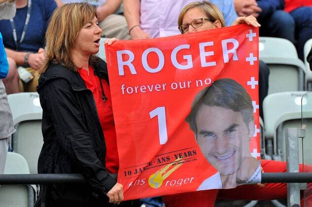 Feature, weibliche Fans mit einer Fahne von Roger FEDERER (SUI). Deutschland, Stuttgart: Tennis, MercedesCup 2016: Achtelfinale am 08.06.2016, TC Weissenhof.