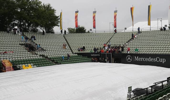 Bilder des Tages - SPORT Tennis, ATP-Turnier in Stuttgart, Regenpause Tennis MercedesCup Stuttgart 08.06.2016 Tennis ATP Tennis Herren MercedesCup Stuttgart beim TC Weissenhof Center Court nach Regen mit Plane abgedeckt.