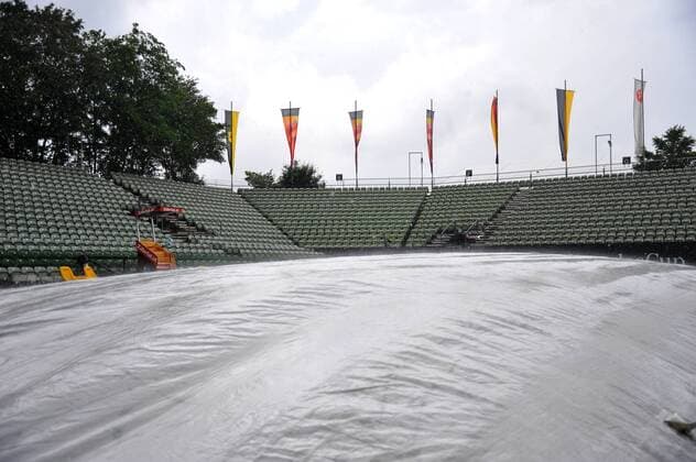 Tennis, ATP-Turnier in Stuttgart, Regenpause Feature, Spielunterbrechung wegen eines Regenschauers. Deutschland, Stuttgart: Tennis, MercedesCup 2016: Achtelfinale am 08.06.2016, TC Weissenhof.