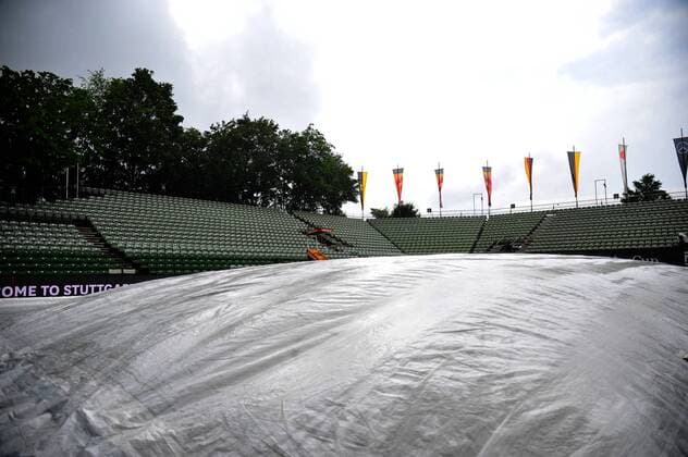 Tennis, ATP-Turnier in Stuttgart, Regenpause Feature, Spielunterbrechung wegen eines Regenschauers. Deutschland, Stuttgart: Tennis, MercedesCup 2016: Achtelfinale am 08.06.2016, TC Weissenhof.