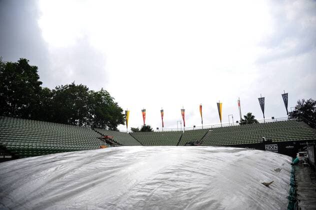 Tennis, ATP-Turnier in Stuttgart, Regenpause Feature, Spielunterbrechung wegen eines Regenschauers. Deutschland, Stuttgart: Tennis, MercedesCup 2016: Achtelfinale am 08.06.2016, TC Weissenhof.