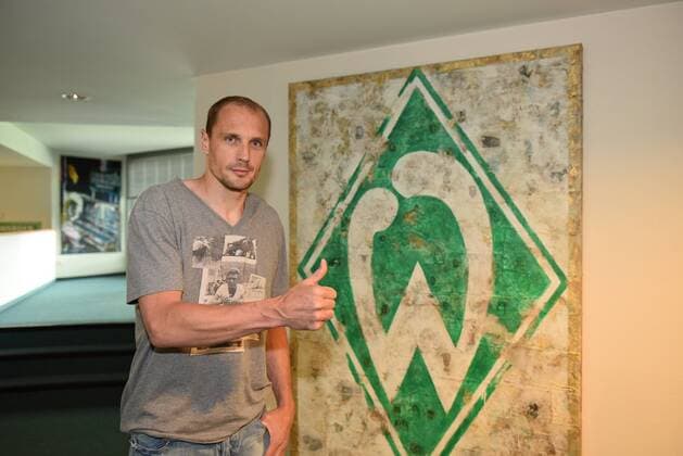 Themen der Woche - SPORT Bilder des Tages - SPORT GER, JAROSLAV DROBNY WECHSELT AN DIE WESER zu Werder Bremen 08.06.2016, Weser Stadion, Bremen, GER, JAROSLAV DROBNY WECHSELT AN DIE WESER zu Werder Bremen, Torhüter Jaroslav Drobny schließt sich dem SV Werder Bremen an. Der 36-jährige Torhüter wechselt zur kommenden Saison vom Hamburger SV zu den Grün-Weißen und unterschreibt einen Vertrag bis zum 30.06.2017. Das bestätigte Geschäftsführer Frank Baumann am Mittwochnachmittag. Zuvor hatte der frühere tschechische Nationaltorhüter bereits den Medizincheck in Bremen absolviert. im Bild Jaroslav Drobny sein Herz schlägt nun für Werder Foto © nordphoto 01000 Local Caption nordphotox xnph01000
