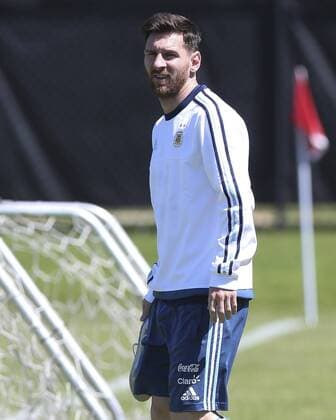 Copa America, Argentinien Training Argentina s player Lionel Messi participates in a team s training session at the University of Illinois in Chicago, United States, 8 June 2016. Argentina will face Panama during their second Copa America Centenario match on Friday. EFE David Fernandez ARGENTINA S TRAINING SESSION IN CHICAGO !ACHTUNG: NUR REDAKTIONELLE NUTZUNG!  CHC002 20160608-636010150984905890