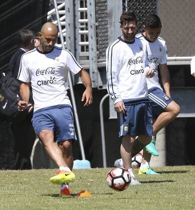 Copa America, Argentinien Training Argentina s players Lionel Messi (R) and Javier Mascherano participate in a team s training session at the University of Illinois in Chicago, United States, 8 June 2016. Argentina will face Panama during their second Copa America Centenario match on Friday. EFE David Fernandez ARGENTINA S TRAINING SESSION IN CHICAGO !ACHTUNG: NUR REDAKTIONELLE NUTZUNG!  CHC005 20160608-636010151663655890