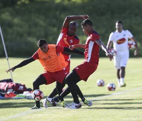 Panama playera Valentin Pimentel (R), Adolfo Machado (C) and Martin Gomez participate in a training session of the team at Lake Forest fields in Chicago, Illinois, 8 June 2016. Panama will face Argentina on Friday during a Copa America Centenario Group D match. EFE David Fernandez PANAMA TRAINING SESSION IN CHICAGO !ACHTUNG: NUR REDAKTIONELLE NUTZUNG!  ILL014 20160609-636010334777765472