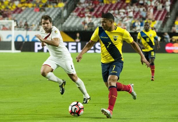 Copa America, Ecuador - Peru Ecuadorean Jefferson Montero (R) controls the ball as Peruvian Renzo Revoredo (L) challenges on him during their Copa America soccer game, group B, at the Phoenix Stadium, in Glendale, Arizona, USA, 08 June 2016. EPA Gary Williams PERU VS. ECUADOR !ACHTUNG: NUR REDAKTIONELLE NUTZUNG!  GLE09 20160609-636010469712664542