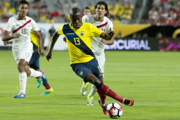 Copa America, Ecuador - Peru Ecuadorean Enner Valencia (C) controls the ball during their Copa America soccer game, group B, at the Phoenix Stadium, in Glendale, Arizona, USA, 08 June 2016. EPA Gary Williams PERU VS. ECUADOR !ACHTUNG: NUR REDAKTIONELLE NUTZUNG!  GLE09 20160609-636010469751820542