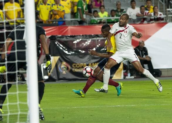Copa America, Ecuador - Peru Peruvian Alberto Rodriguez (R) vies for the ball with Ecuadorian Antonio Valencia (C) during their Copa America soccer game, group B, at the Phoenix Stadium, in Glendale, Arizona, USA, 08 June 2016. EPA Gary Williams PERU VS. ECUADOR !ACHTUNG: NUR REDAKTIONELLE NUTZUNG!  GLE09 20160609-636010513815894694