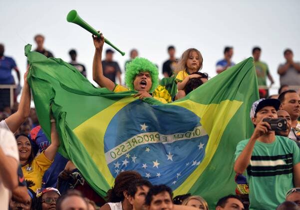 (160609) -- ORLANDO, June 9, 2016 -- Supporters of Brazil cheer for the team during the Copa America Centenario tournament Group B football match between Brazil and Haiti in Orlando, Florida, the United States, on June 8, 2016. Brazil won the match 7-1. ) (SP)U.S.-ORLANDO-COPA AMERICA-GROUP B-BRA VS HTI BaoxDandan 