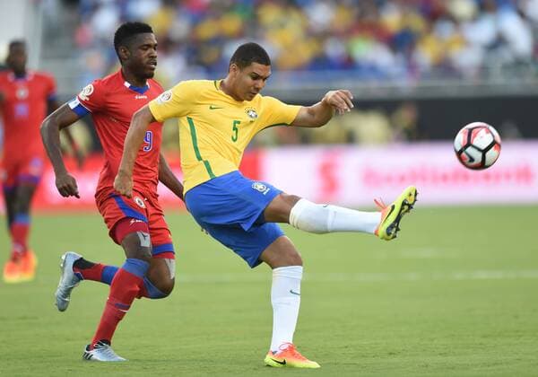 Copa America, Brasilien besiegt Haiti (160609) -- ORLANDO, June 9, 2016 -- Brazil s Casemiro (R) kicks during the Copa America Centenario tournament Group B football match between Brazil and Haiti in Orlando, Florida, the United States, on June 8, 2016. Brazil won the match 7-1. ) (SP)U.S.-ORLANDO-COPA AMERICA-GROUP B-BRA VS HTI BaoxDandan 