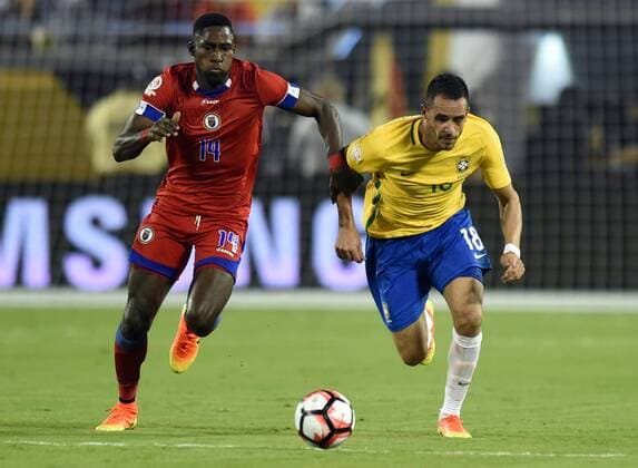 Copa America, Brasilien besiegt Haiti (160609) -- ORLANDO, June 9, 2016 -- Brazil s Renato Augusto (R) vies with Haiti s James Marcelin during the Copa America Centenario tournament Group B football match in Orlando, Florida, the United States, on June 8, 2016. Brazil won the match 7-1. ) (SP)U.S.-ORLANDO-COPA AMERICA-GROUP B-BRA VS HTI BaoxDandan 