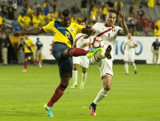 Copa America, Ecuador - Peru Peruvian Paolo Guerrero (R) vies for the ball with Ecuadorian Gabriel Achilier (L) during their Copa America soccer game, group B, at the Phoenix Stadium, in Glendale, Arizona, USA, 08 June 2016. EPA Gary Williams PERU VS. ECUADOR !ACHTUNG: NUR REDAKTIONELLE NUTZUNG!  GLE09 20160609-636010517034174694