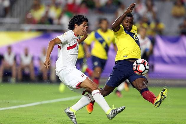 Copa America, Ecuador - Peru 08 June 2016: Peru midfielder îscar Vilchez 16 kicks the ball around Ecuador defender Gabriel Achilier 21 during the first half of the Copa America Centanario game at University of Phoenix Stadium in Glendale, Az. SOCCER: JUN 08 Copa America Centenario - Ecuador v Peru Icon3171606080470 EDITORIAL USE ONLY