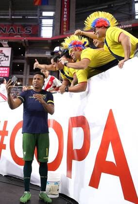 Copa America, Ecuador - Peru 08 June 2016: Ecuador goalkeeper M?ximo Banguera 1 takes a photo with fans before the Copa America Centanario game against Peru at University of Phoenix Stadium in Glendale, Az. SOCCER: JUN 08 Copa America Centenario - Ecuador v Peru Icon3171606080706 EDITORIAL USE ONLY