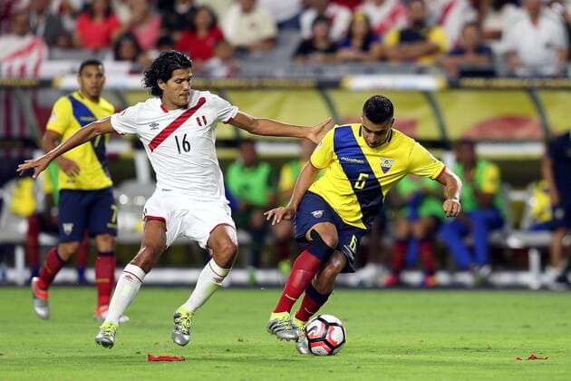 Copa America, Ecuador - Peru 08 June 2016: Ecuador defender Cristian Ramirez 5 and Peru midfielder îscar Vilchez 16 fight for a loose ball during the second half of the Copa America Centanario game at University of Phoenix Stadium in Glendale, Az. The game ended in a 2-2 draw. SOCCER: JUN 08 Copa America Centenario - Ecuador v Peru Icon3171606080895 EDITORIAL USE ONLY
