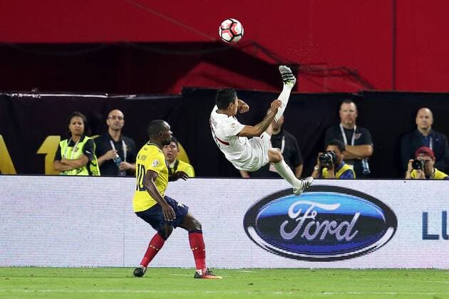 Bilder des Tages SPORT Copa America, Ecuador - Peru 08 June 2016: Peru forward Ra?l Ruid?az 11 bicycle kicks the ball over Ecuador midfielder Walter Ayovi 10 during the second half of the Copa America Centanario game at University of Phoenix Stadium in Glendale, Az. The game ended in a 2-2 draw. SOCCER: JUN 08 Copa America Centenario - Ecuador v Peru Icon3171606081361 EDITORIAL USE ONLY