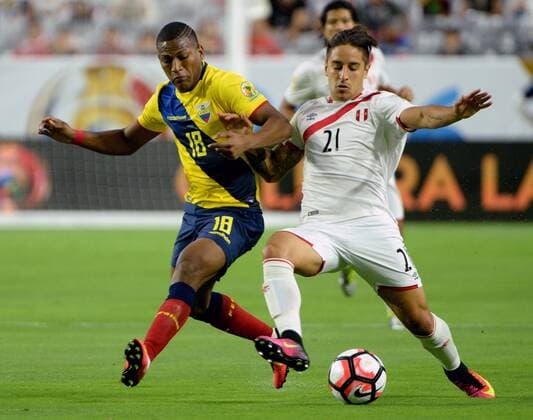 Copa America, Ecuador - Peru Ecuador s Carlos Gruezo (L) battles Peru s Alejandro Hohberg during the first half of the Ecuador-Peru match during the COPA America Centenario at University of Phoenix Stadium in Glendale, Arizona, June 8, 2016.  PXP2016060804 ARTxFOXALL