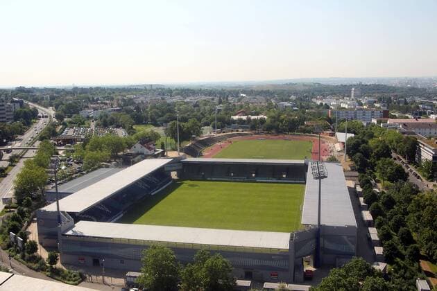 Fußball, Stadiongeschichte SV Wehen Wiesbaden Reise, xsvx, Stadt Wiesbaden, v.l. Blick vom Zircon Tower auf die Brita-Arena, Stadion des SV Wehen Wiesbaden, im Hintergrund der Helmut-Schön Sportpark Wiesbaden