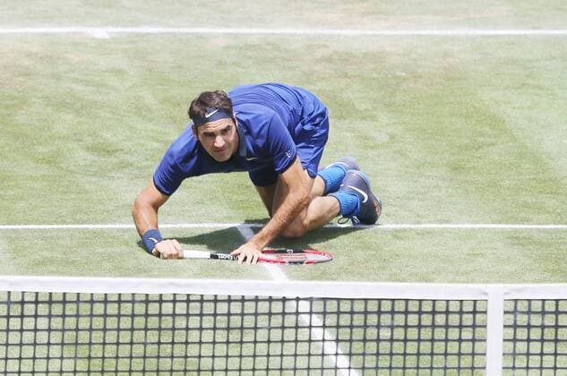 Tennis MercedesCup Stuttgart 09.06.2016 ATP Tennis Herren Tennis Turnier MeercedesCup beim TC Weissenhof in Stuttgart Roger Federer (SUI) Sturz.