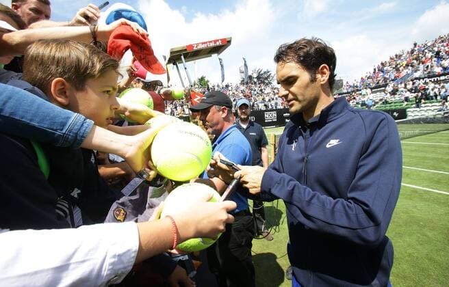 Stuttgart Tennis MercedesCup 2016 , Roger federer schreibt Autogramme nach seinem Spiel
