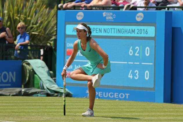 09.06.2016. Nottingham Tennis Centre, Nottingham, England. Aegon WTA Tennis Damen Nottingham Open Day 6. Johanna Konta of Great Britain doing leg stretches to alleviate the pain against Saisai Zheng of China xDavidxKissmanx  ActionPlus11746599