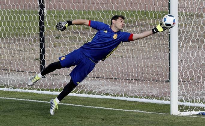 EURO 2016, Training Nationalteam Spanien Spanish national soccer team player Iker Casillas performs during his team s training session in Re Island, France, 06 June 2016. The team of Spain prepares for the UEFA EURO EM Europameisterschaft Fussball 2016 soccer championship that starts on 10 June 2016. SPAIN press conference PK Pressekonferenz !ACHTUNG: NUR REDAKTIONELLE NUTZUNG!  20160609-636011059044550469
