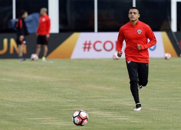 Chile player Alexis Sanchez controls the ball during a training session of the team at Gillete stadium in Foxborough, Massachusetts, United States, 9 June 2016. Chile Nationalteam will face Bolivia tomorrow during their Copa America Centenario Group D match. EFE Mauricio Duenas Castaneda CHILE S TRAINING SESSION !ACHTUNG: NUR REDAKTIONELLE NUTZUNG!  FOX005 20160610-636011182127429201