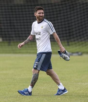 Argentina player Leo Messi takes part in a training session of the team at the facilities of Illinois University in Chicago, United States, 9 June 2016. Argentina Nationalteam will face Panama at the Soldier Stadium during its second Copa America match. EFE David Fernandez ARGENTINA S TRAINING IN CHICAGO !ACHTUNG: NUR REDAKTIONELLE NUTZUNG!  CHI002 20160610-636011195414729201