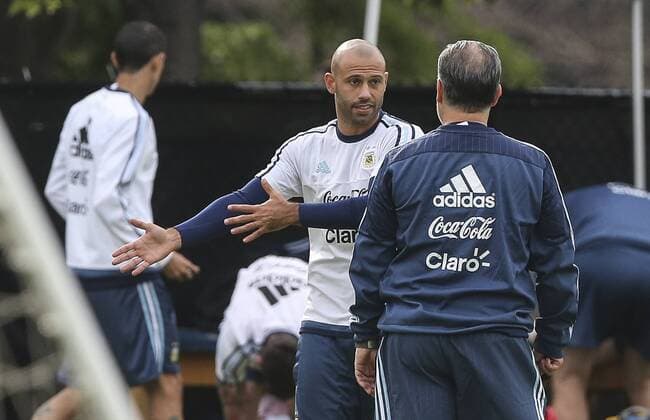 Argentina player Javier Mascherano takes part in a training session of the team at the facilities of Illinois University in Chicago, United States, 9 June 2016. Argentina Nationalteam will face Panama at the Soldier Stadium during its second Copa America match. EFE David Fernandez ARGENTINA S TRAINING IN CHICAGO !ACHTUNG: NUR REDAKTIONELLE NUTZUNG!  CHI005 20160610-636011196726689201