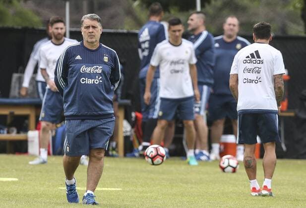 Argentina coach Gerardo Martino takes part in a training session of the team at the facilities of Illinois University in Chicago, United States, 9 June 2016. Argentina Nationalteam will face Panama at the Soldier Stadium during its second Copa America match. EFE David Fernandez ARGENTINA S TRAINING IN CHICAGO !ACHTUNG: NUR REDAKTIONELLE NUTZUNG!  CHI006 20160610-636011196736517201