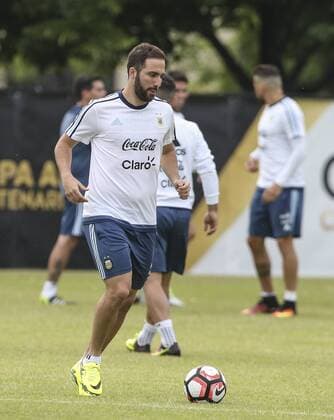 Argentina player Gonzalo Higuain takes part in a training session of the team at the facilities of Illinois University in Chicago, United States, 9 June 2016. Argentina Nationalteam will face Panama at the Soldier Stadium during its second Copa America match. EFE David Fernandez ARGENTINA S TRAINING IN CHICAGO !ACHTUNG: NUR REDAKTIONELLE NUTZUNG!  CHI008 20160610-636011198080925201