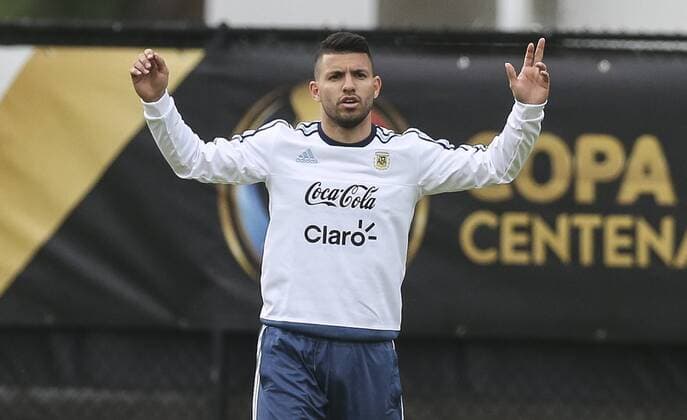 Argentina player Sergio Aguero takes part in a training session of the team at the facilities of Illinois University in Chicago, United States, 9 June 2016. Argentina Nationalteam will face Panama at the Soldier Stadium during its second Copa America match. EFE David Fernandez ARGENTINA S TRAINING IN CHICAGO !ACHTUNG: NUR REDAKTIONELLE NUTZUNG!  CHI009 20160610-636011198709605201
