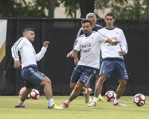 Argentina players Sergio Aguero (L), Ezequiel Lavezzi (C) and Angel Di Maria (R) take part in a training session of the team at the facilities of Illinois University in Chicago, United States, 9 June 2016. Argentina Nationalteam will face Panama at the Soldier Stadium during its second Copa America match. EFE David Fernandez ARGENTINA S TRAINING IN CHICAGO !ACHTUNG: NUR REDAKTIONELLE NUTZUNG!  CHI010 20160610-636011203128149201