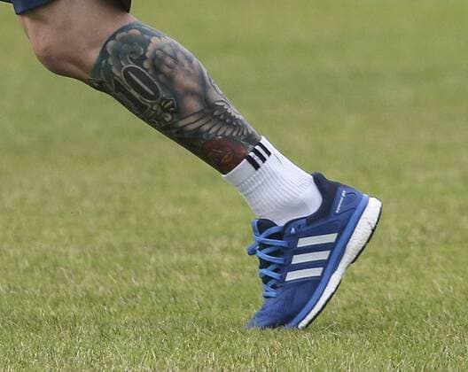 A view of the tattoed leg of Argentinian player Lionel Messi during a training session of the team at the facilities of Illinois University in Chicago, United States, 9 June 2016. Argentina Nationalteam will face Panama at the Soldier Stadium during its second Copa America match. EFE David Fernandez ARGENTINA S TRAINING IN CHICAGO !ACHTUNG: NUR REDAKTIONELLE NUTZUNG!  CHI011 20160610-636011203156853201