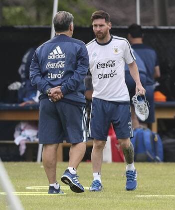 Argentina player Lionel Messi talks to coach Gerardo Martino during a training session of the team at the facilities of Illinois University in Chicago, United States, 9 June 2016. Argentina Nationalteam will face Panama at the Soldier Stadium during its second Copa America match. EFE David Fernandez ARGENTINA S TRAINING IN CHICAGO !ACHTUNG: NUR REDAKTIONELLE NUTZUNG!  CHI012 20160610-636011208434242746