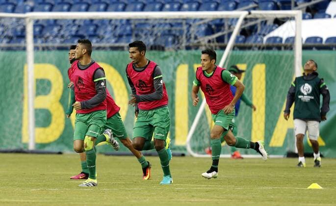 Bolivia players Gilbert Alvarez (C) and Jhasmani Campos participate in a training session of the team at Gillete stadium in Foxborough, Massachusetts, United States, 9 June 2016. Bolivia will face Chile Nationalteam tomorrow during their Copa America Centenario Group D match. EFE Mauricio Duenas Castaneda BOLIVIA S TRAINING !ACHTUNG: NUR REDAKTIONELLE NUTZUNG!  FOX016 20160610-636011239607815353