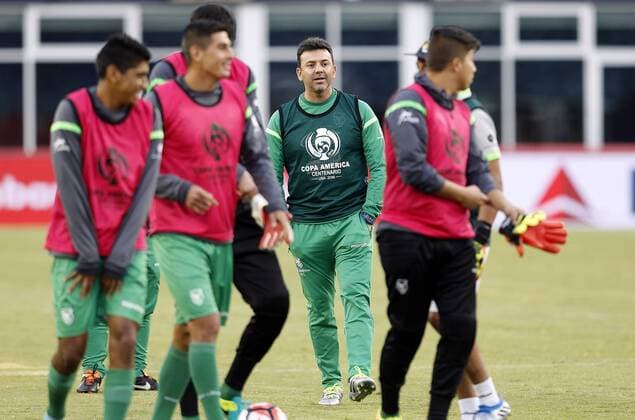 Bolivia coach Julio Cesar Baldivieso participate in a training session of the team at Gillete stadium in Foxborough, Massachusetts, United States, 9 June 2016. Bolivia will face Chile Nationalteam tomorrow during their Copa America Centenario Group D match. EFE Mauricio Duenas Castaneda BOLIVIA S TRAINING !ACHTUNG: NUR REDAKTIONELLE NUTZUNG!  FOX017 20160610-636011240249911353