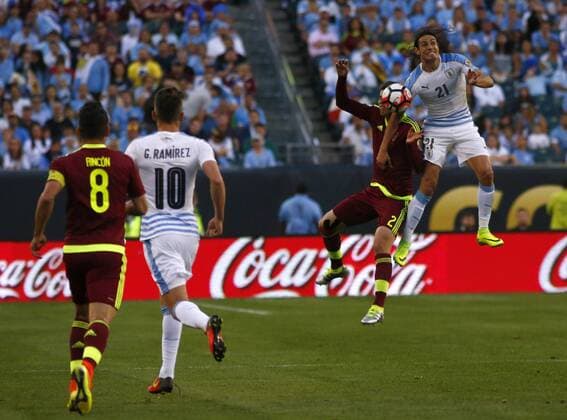Venezuela player Wilker Angel (2R) fights for the ball with Uruguay Edinson Cavani (R) during their Copa America Centenario Group C match at the Lincoln Financial Field in Philadelphia, Nationalteam , Pennsylvania, United States, 9 June 2016. URUGUAY VS VENEZUELA !ACHTUNG: NUR REDAKTIONELLE NUTZUNG!  PHI004 20160610-636011250801772736