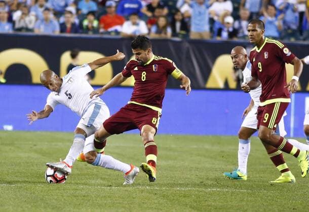 Venezuela player Tomas Rincon (C) fights for the ball with Uruguay Carlos Sanchez during their Copa America Centenario Group C match at the Lincoln Financial Field in Philadelphia, Nationalteam , Pennsylvania, United States, 9 June 2016. URUGUAY VS VENEZUELA !ACHTUNG: NUR REDAKTIONELLE NUTZUNG!  PHI005 20160610-636011283950078119